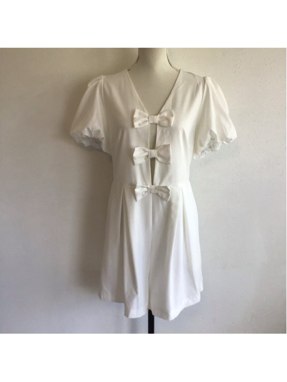 Cicy Bell Women's Elegant Sexy White Plunged V Bow-Front Party Romper, Size 8